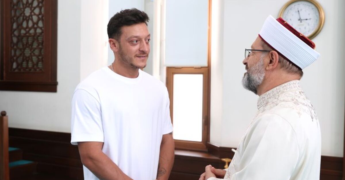 Diyanet İşleri Başkanı Erbaş, eski futbolcu Mesut Özil’le bir araya geldi