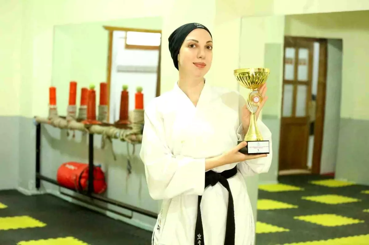 Yalova’nın İlk Kadın Karate Antrenörü Elif Hilal Ayar, Çocuklara Karate Eğitiyor