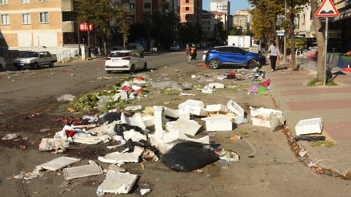 Kartal Belediyesi işçilerin taleplerini vermedi: İşçiler greve gidince Kartal çöp içinde kaldı!