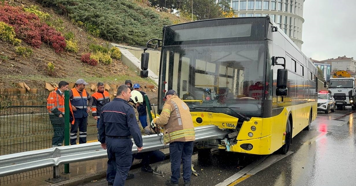 İETT otobüsü bariyere ok gibi saplandı