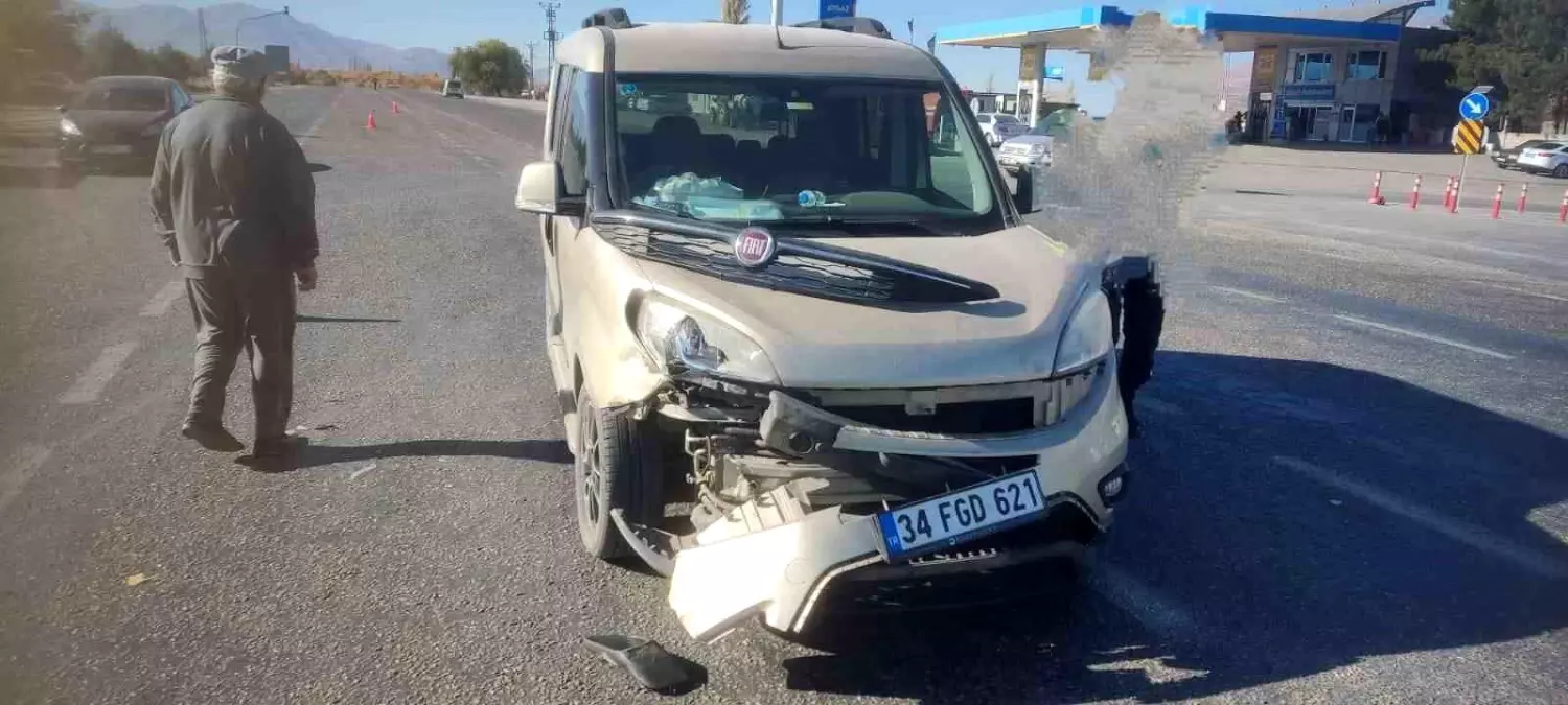 Malatya’da Tır ve Hafif Ticari Araç Çarpıştı