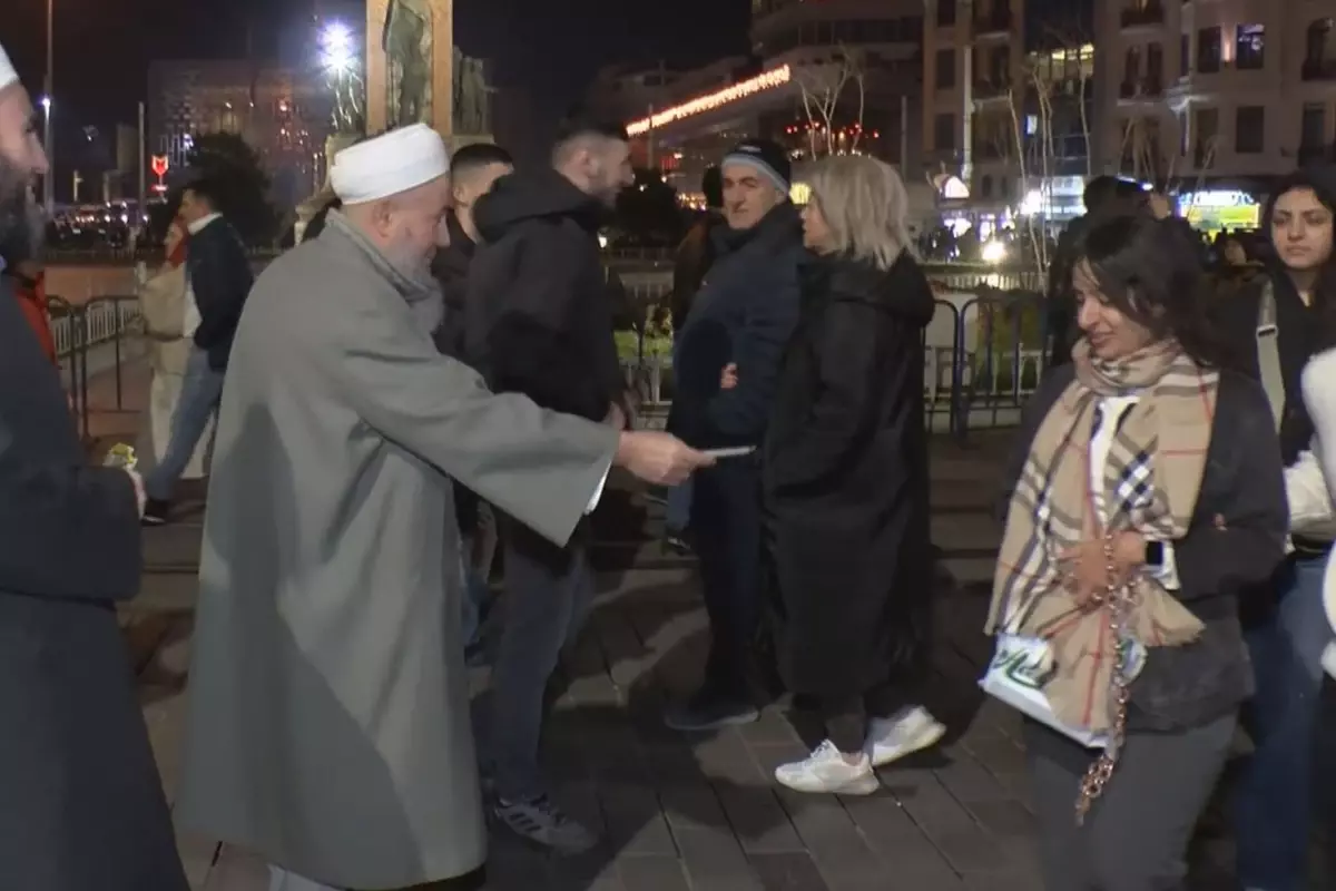 Tebliğciler, Taksim Meydanı’nda bildiri dağıttı